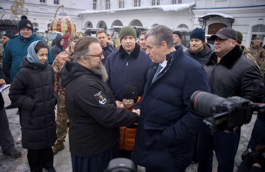 ЛДПР передала бойцам СВО 23 автомобиля и БТР  