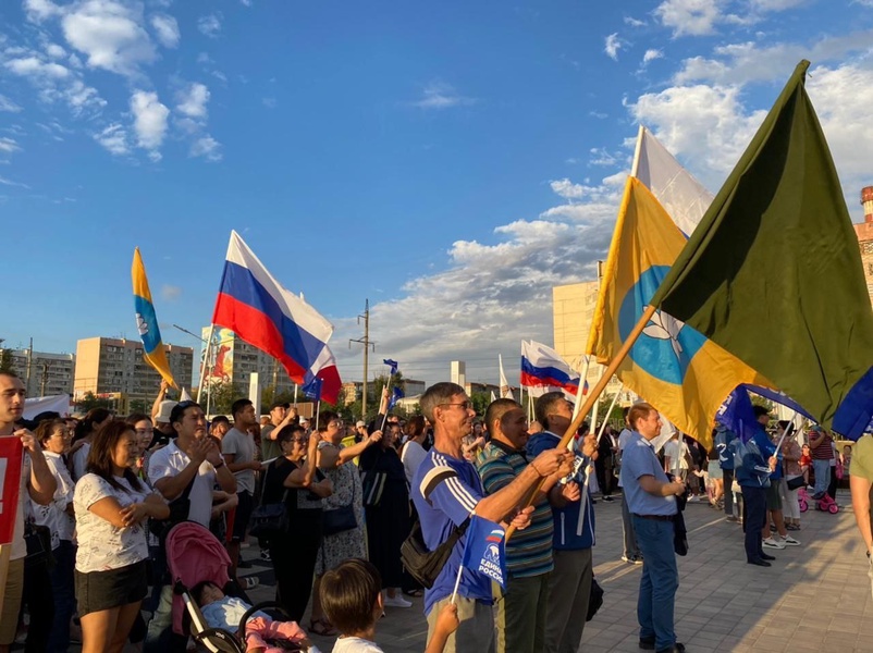 Калмыцкие партийцы приняли участие в митинге в поддержку спецоперации