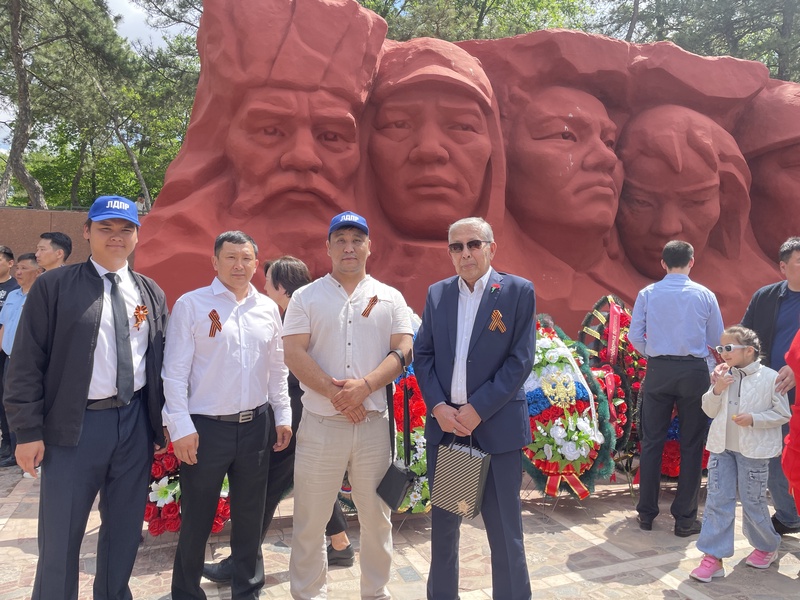 Калмыцкое региональное отделение ЛДПР в честь Победы возложили цветы и венки у Вечного огня