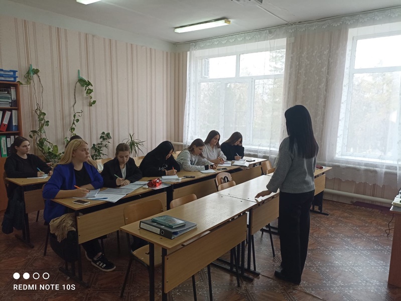 Депутат ЛДПР Наталья Логачева поздравила учащихся колледжа с Днем студента