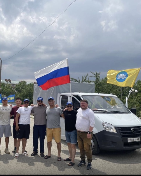 В честь Дня государственного флага Калмыцкое региональное отделение ЛДПР организовало автопробег