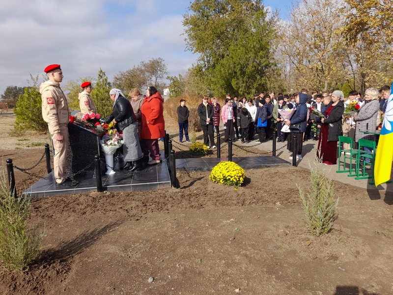 Актив Калмыцкого регионального отделения ЛДПР в Калмыкии почтили память героев СВО