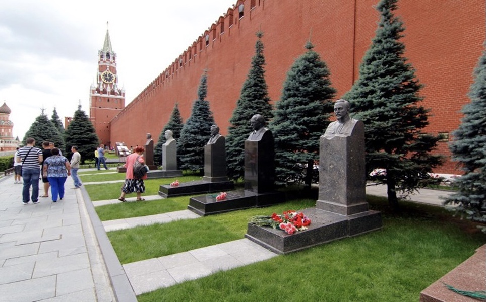 Кремлевская стена захоронения фото ЛДПР подняла тему переноса захоронения лидеров СССР с Красной площади