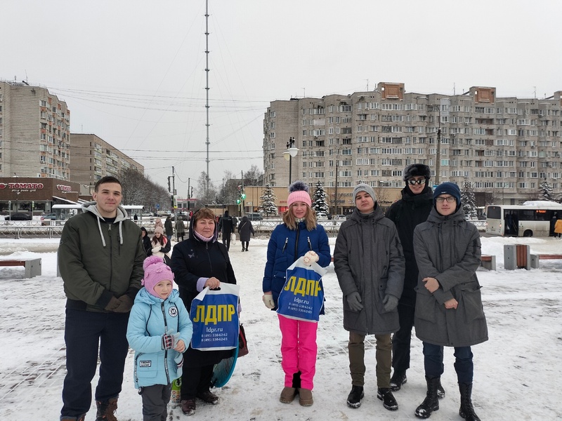 Обнинская молодёжка поздравила жительниц города с Днём матери