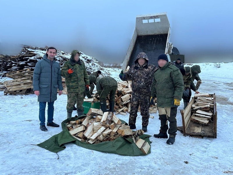 Плечом к плечу: в канун Нового года представители ЛДПР доставили военным дрова