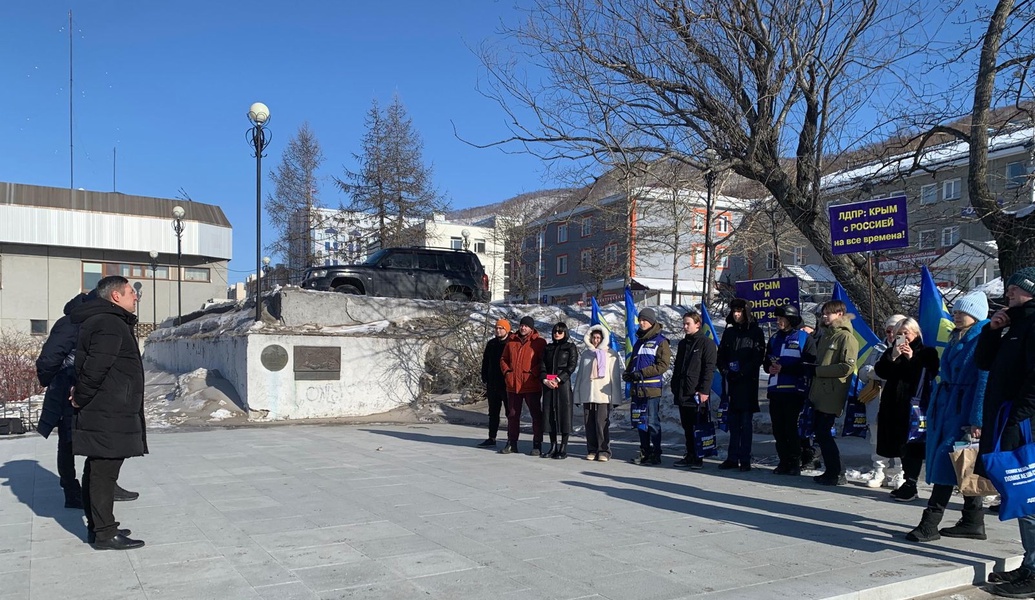 Камчатское региональное отделение ЛДПР встретило День защитника Отечества у памятника Витусу Берингу