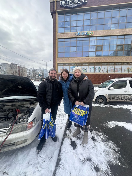 На Камчатке елизовские активисты ЛДПР поздравляли мужчин с Днем защитника Отечества на улицах города