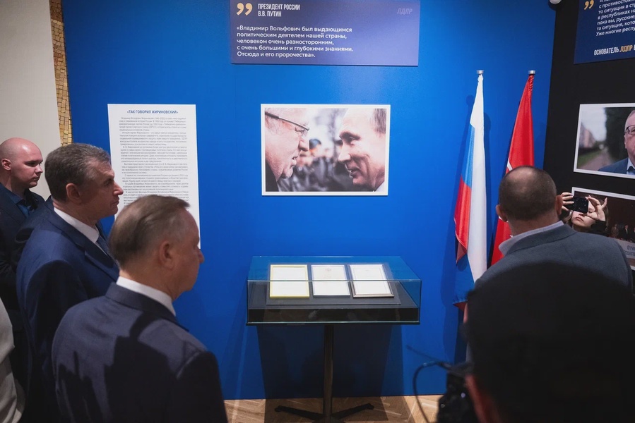 Леонид Слуцкий открыл выставку, посвящённую Владимиру Жириновскому