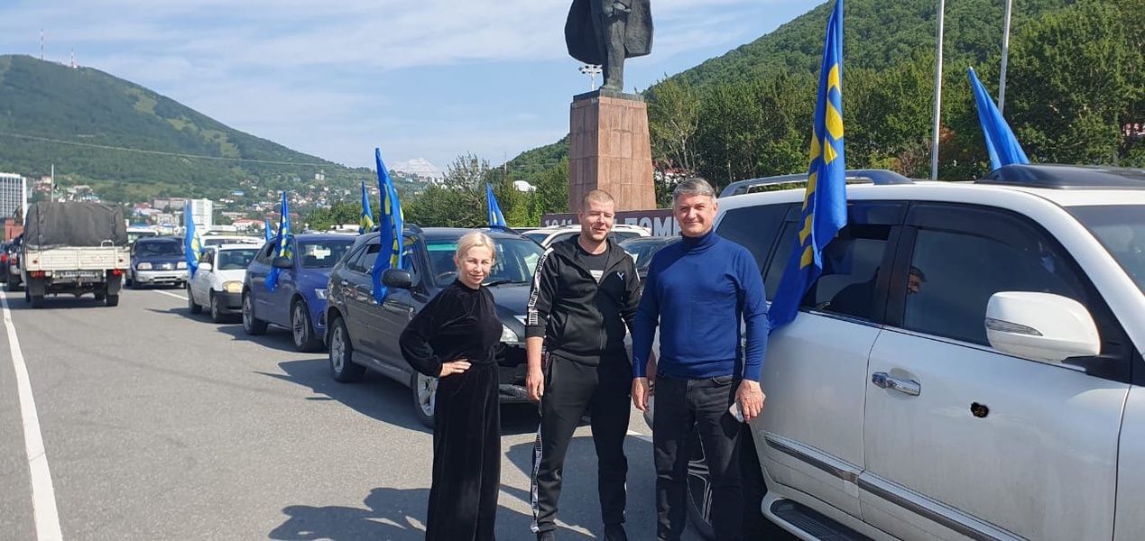 Активисты ЛДПР совершили автопробег по улицам Петропавловска в честь Дня флага России