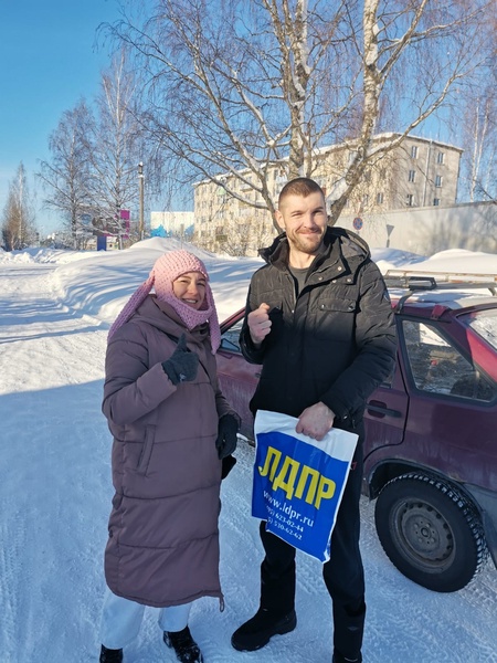 Активисты ЛДПР поздравили жителей Карелии с Днем защитника Отечества 