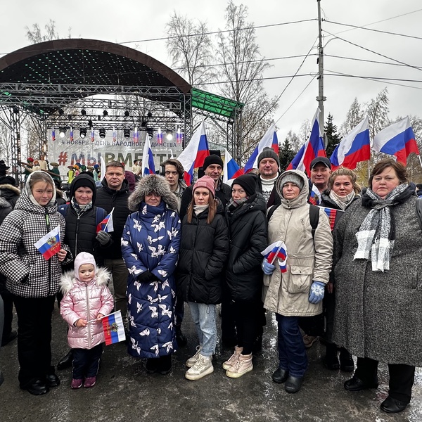 Активисты Карельского отделения ЛДПР поздравили жителей Петрозаводска с Днем народного единства!