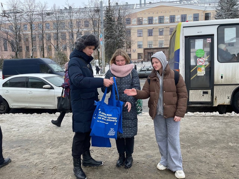 Активисты ЛДПР поздравили студентов Петрозаводска с Днем студента