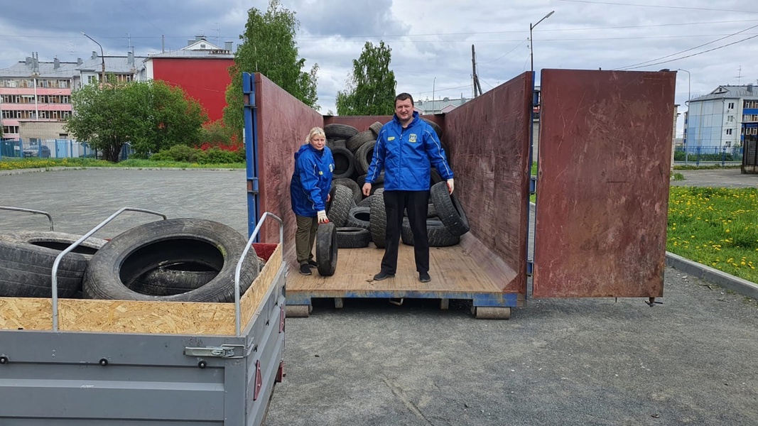 В Петрозаводске активисты ЛДПР помогли утилизировать старые покрышки