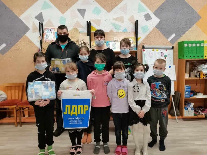 В Кеми активисты ЛДПР посетили Центр помощи детям, оставшимся без попечения родителей