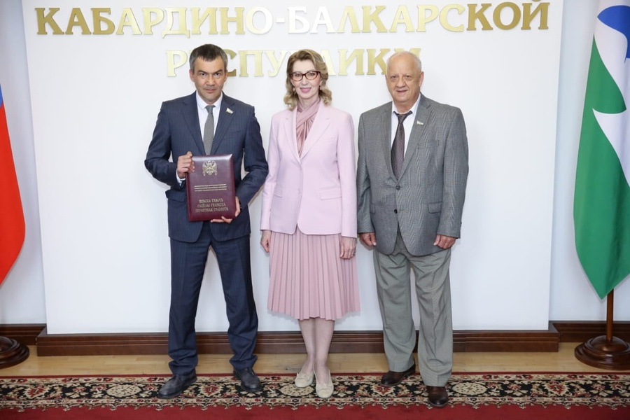 Тимуру Берову вручена Почетная грамота Парламента КБР