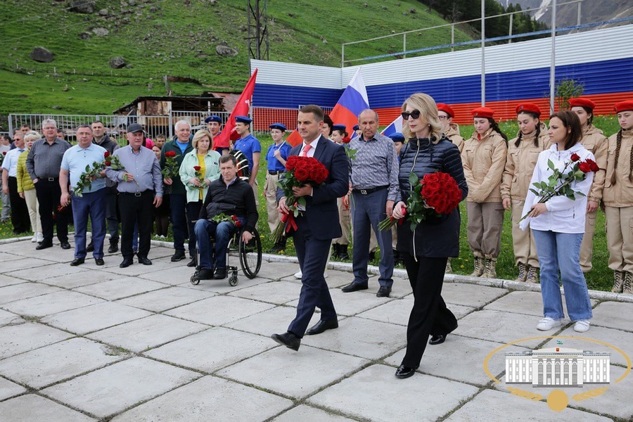 Ярослав Нилов возложил цветы к самому высокогорному памятнику Героям обороны Приэльбрусья