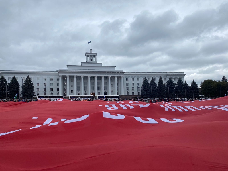 Самое большое в мире Знамя Победы развернули в Кабардино-Балкарии