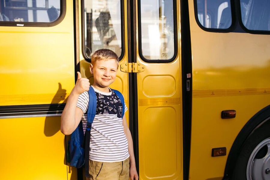 Правила проезда детей в автобусе. Мальчик в автобусе. Мальчик из автобуса. Бесплатный проезд для детей.