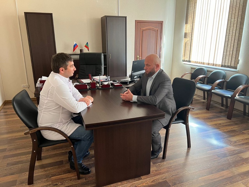 Депутат ЛДПР приобрел кушетки для поликлиники
