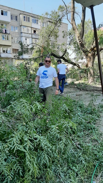 Депутаты ЛДПР подключились к ликвидации последствий непогоды в Черкесске 