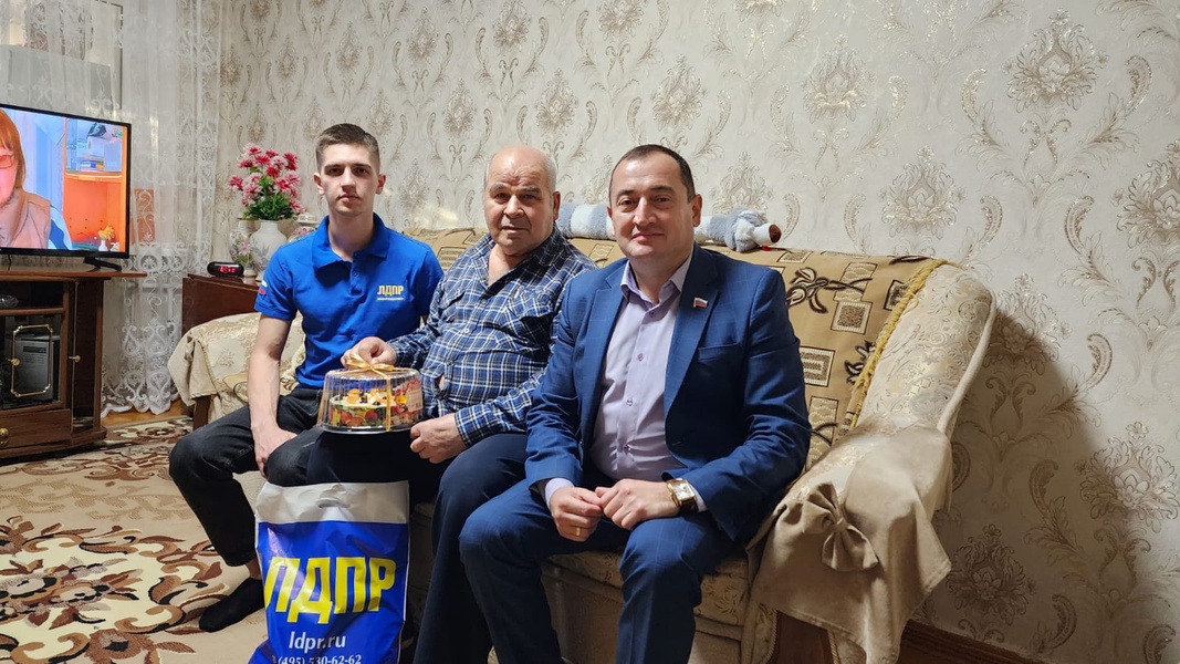 Представители ЛДПР поздравили граждан старшего поколения с Международным днём пожилых людей 