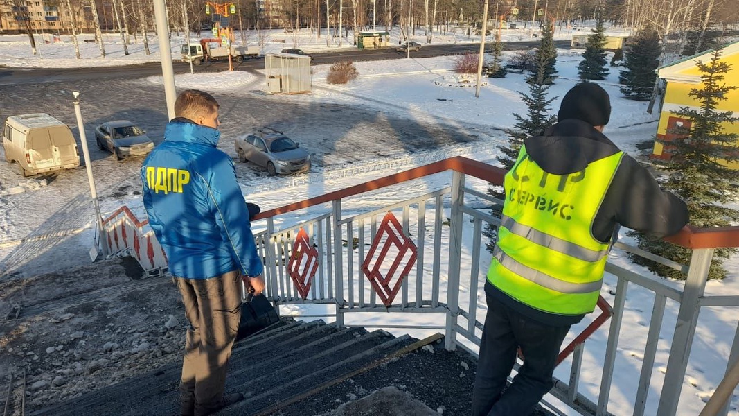 Представитель ЛДПР в Кузбассе добился полноценной уборки лестницы на станции