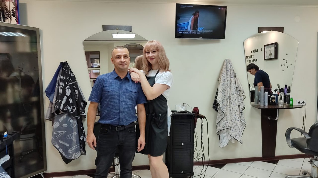 В честь Дня парикмахера представители ЛДПР посетили городские парикмахерские и салоны красоты