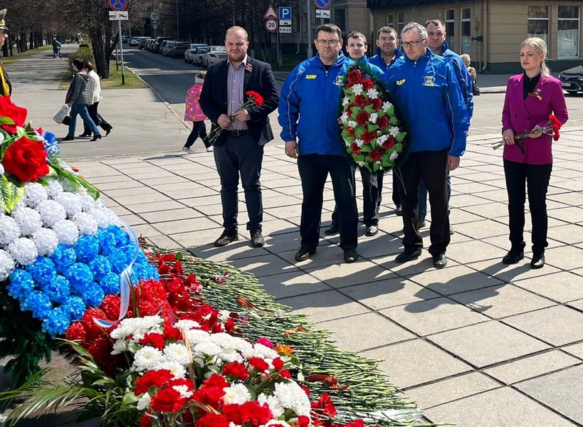 В КуZбассе возложили цветы на Мемориал Славы воинов-кузбасовцев