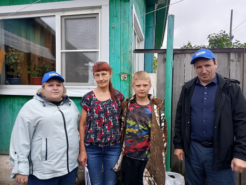 ЛДПР в Кемерово помогает собрать детей в школу 