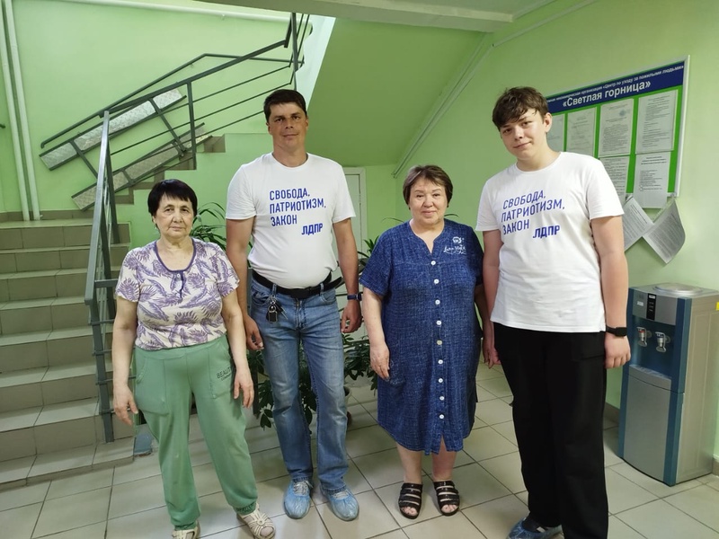В честь Дня социального работника представители ЛДПР в Кузбассе посетили пансионат для пожилых людей