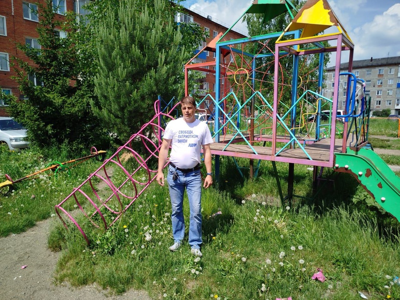 Представители ЛДПР в Кузбассе провели рейд по обследованию детских площадок