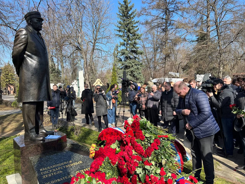 На Новодевичьем кладбище Москвы появился памятник Жириновскому