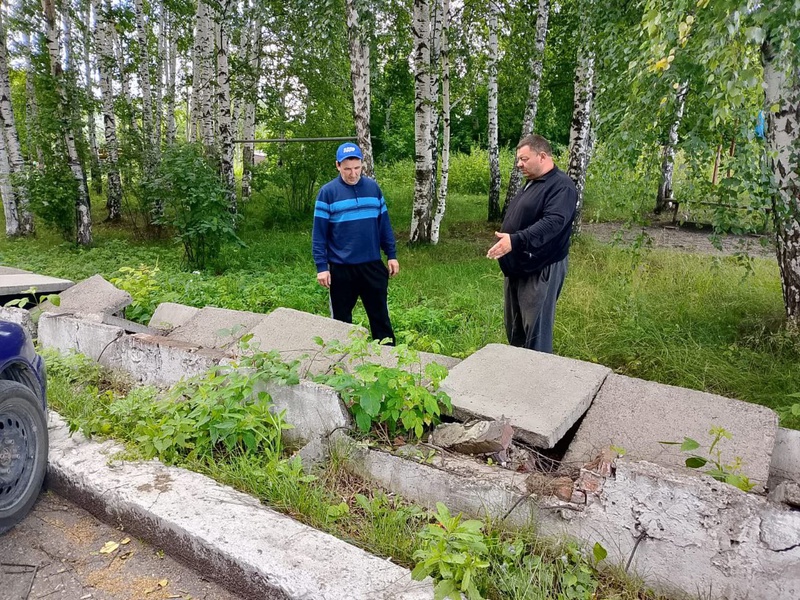 Депутат от ЛДПР в Кузбассе проверил состояние двора и детской площадки