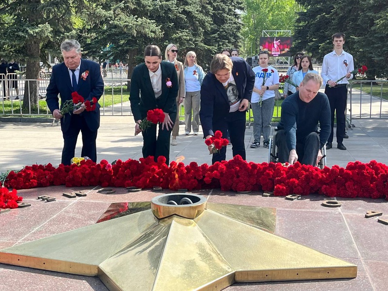 Партийцы в Хакасии возложили цветы к монументу Победы в Абакане