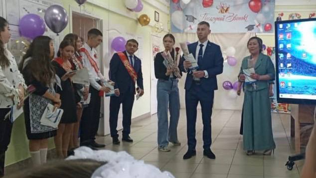 ЛДПР в Хакасии поздравляет выпускников на "Последнем звонке" 