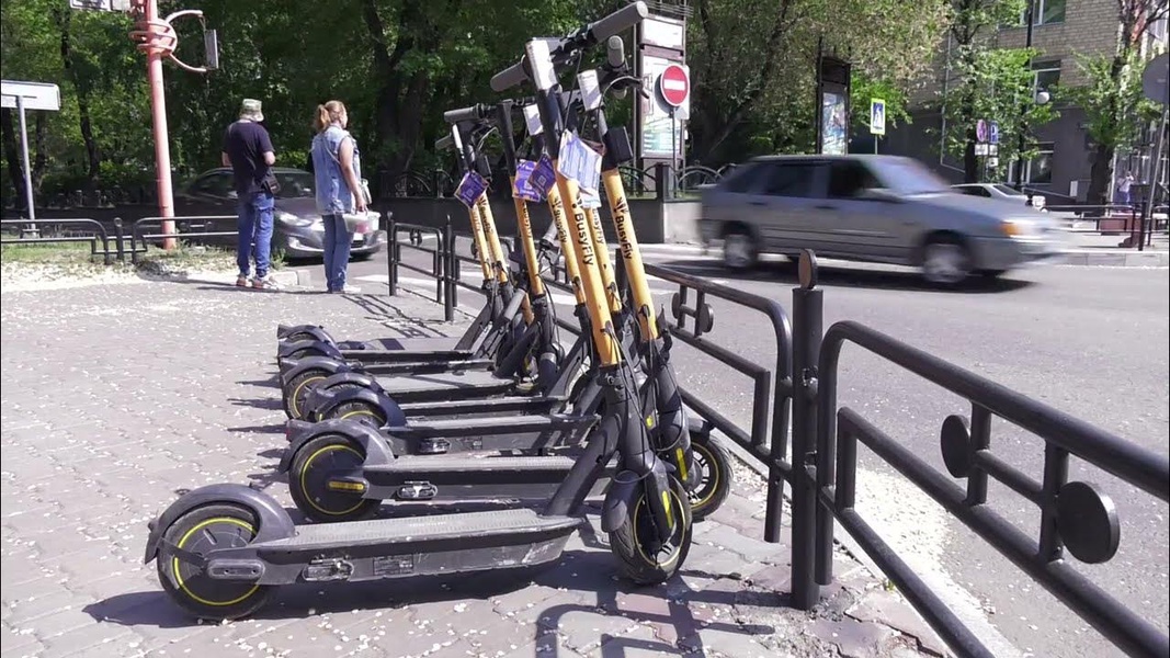 В абаканских парках запретили ездить на самокатах