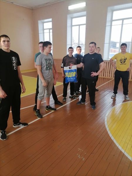 Партийцы из Копьево подарили подарки студентам-волейболистам