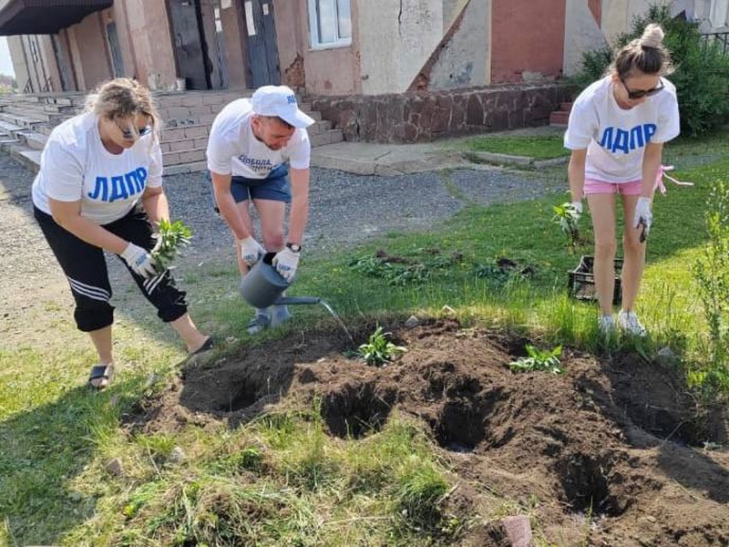 В центре села Шира партийцы Хакасии высадили цветы 