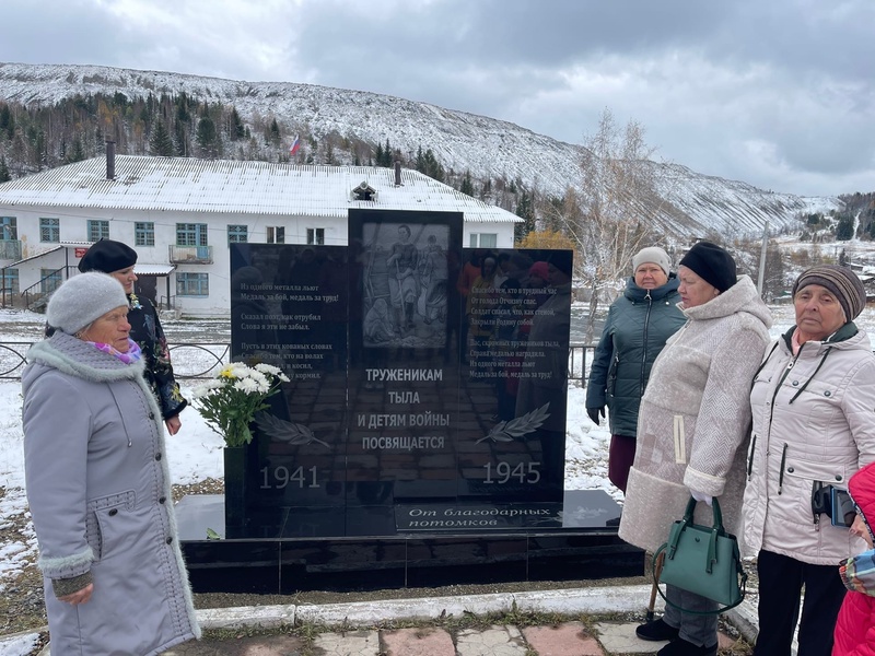 Активисты ЛДПР Аскизского района помогли в создании памятника детям войны