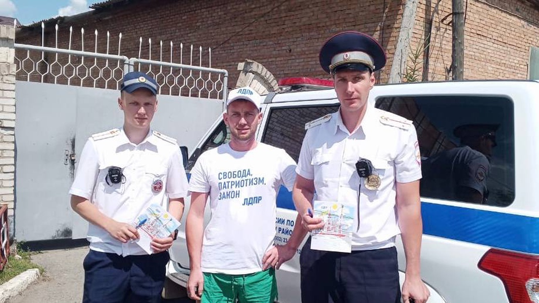ЛДПР в Хакасии поздравляет сотрудников ГИБДД 