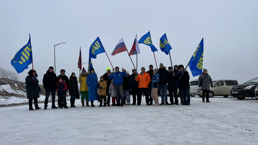 Активисты ЛДПР в Хакасии собрались на праздничный митинги автопробег