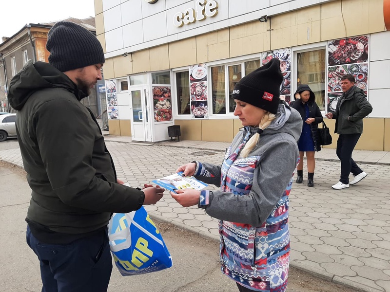 Активисты Хакасского отделения ЛДПР в День защиты Земли провели акцию раздачи семян