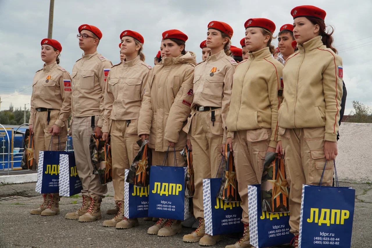 Поддержка военнослужащих: Херсонское отделение ЛДПР передало принадлежности для несессеров 