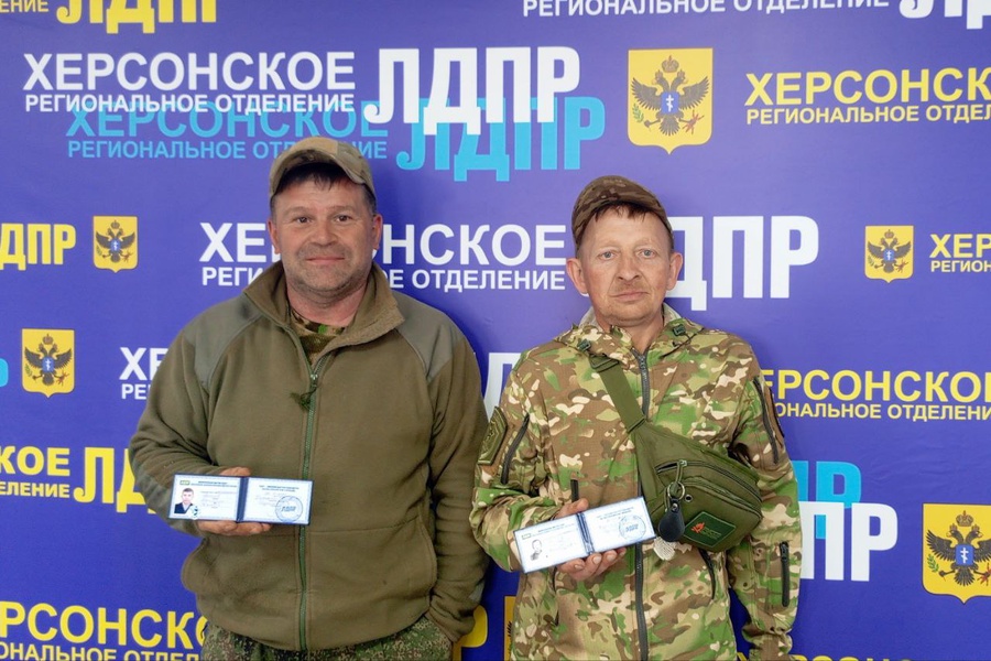 Юбилейный приём граждан: Вручение партийных билетов бойцам ДФ МО РФ БАРС-33