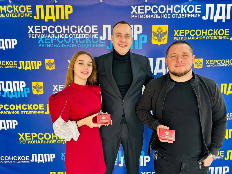 Депутат Алексей Пикуль вручил удостоверения новым помощникам