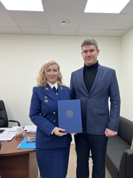 Хабаровские партийцы поздравили городскую прокуратуру с профессиональным праздником 