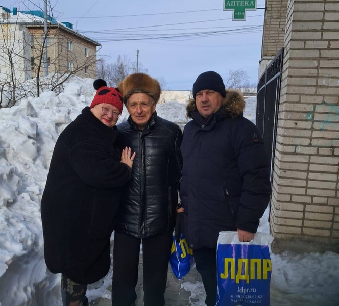 С теплом в сердце: активисты ЛДПР в Советской Гавани поздравили ветеранов с Днём Защитника Отечества