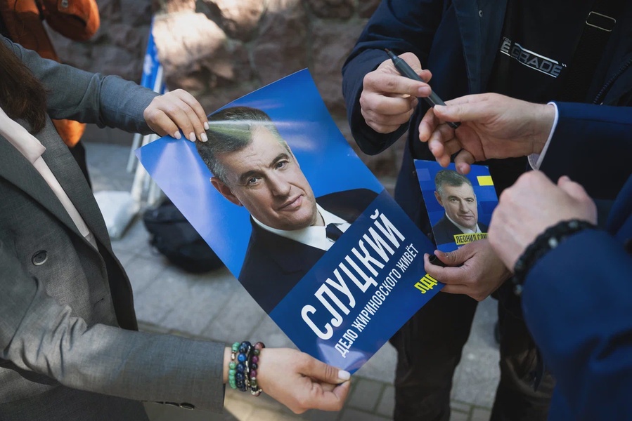 Леонид Слуцкий открыл выставку, посвящённую Владимиру Жириновскому