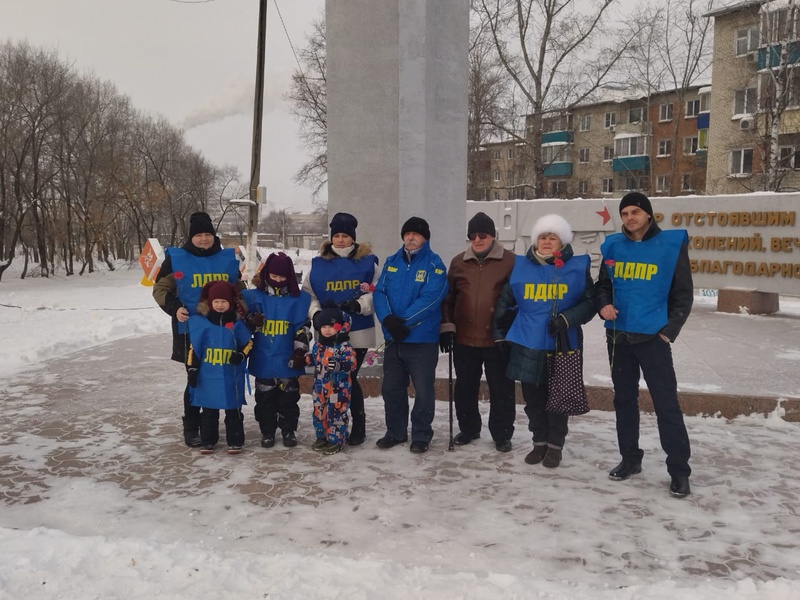 В день неизвестного солдата активисты ЛДПР возложили цветы к обелиску Славы