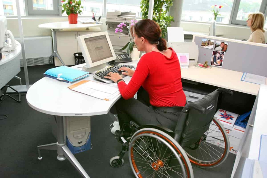 Трудоустройство инаалид. Трудоустройство инвалидов. Доступная среда подъемники для инвалидов. Спортзал для инвалидов. Студенты с ограниченными возможностями.